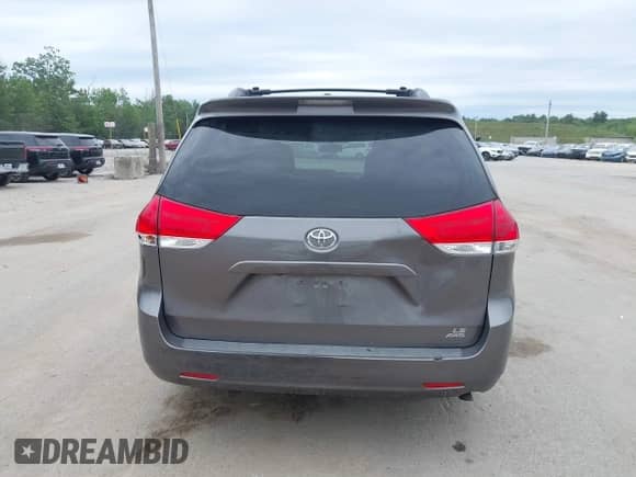 2013 Toyota Sienna LE z VIN 5TDJK3DC6DS053616, wystawiony jako IAAI lot #42555537 z przebiegiem 215 290 mil mil oraz . Historia ofert i sprzedaży dostępna na DreamBid. Obrazek 16.