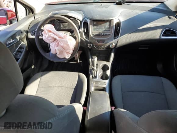 2017 Chevrolet Cruze LT z VIN 1G1BE5SMXH7228364, wystawiony jako Copart lot #82641385 z przebiegiem 131 457 mil mil oraz Czysty tytuł • Clean title. Historia ofert i sprzedaży dostępna na DreamBid. Obrazek 8.