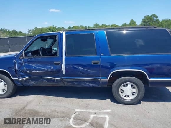 1997 Chevrolet Suburban z VIN 3GNEC16R8VG111155, wystawiony jako IAAI lot #42634153 z przebiegiem 282 812 mil mil oraz . Historia ofert i sprzedaży dostępna na DreamBid. Obrazek 14.