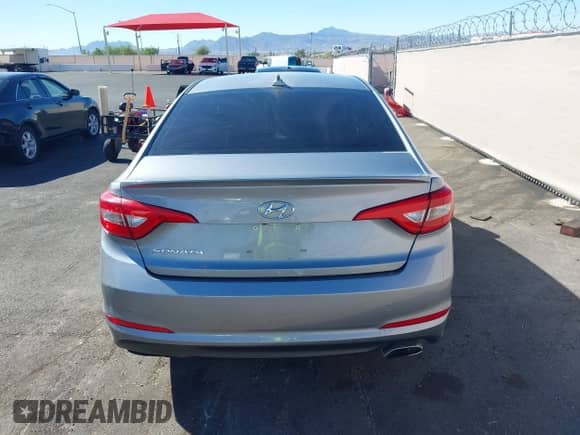 2016 Hyundai Sonata SE z VIN 5NPE24AF9GH328220, wystawiony jako IAAI lot #43177710 z przebiegiem 31 822 mil mil oraz . Historia ofert i sprzedaży dostępna na DreamBid. Obrazek 16.