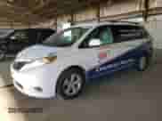 2011 Toyota Sienna LE AAS z VIN 5TDKK3DC9BS134854, wystawiony jako Copart lot #85203905 z przebiegiem 127 829 mil mil oraz Czysty tytuł • Clean title. Historia ofert i sprzedaży dostępna na DreamBid. Obrazek 1.