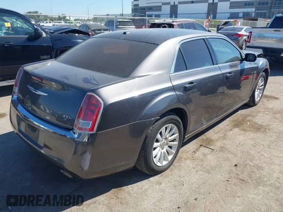 2014 Chrysler 300 with VIN 2C3CCAAG5EH157102, listed as a IAAI auction lot 43418511 with 190,718 mi miles and . Bid and sale history available at DreamBid. Image 4.