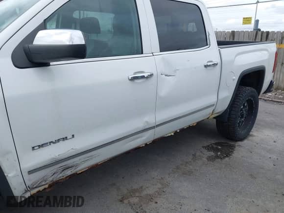 2014 GMC Sierra 1500 Denali z VIN 3GTU2WEJ8EG553336, wystawiony jako IAAI lot #43521471 z przebiegiem 177 785 mil mil oraz . Historia ofert i sprzedaży dostępna na DreamBid. Obrazek 6.
