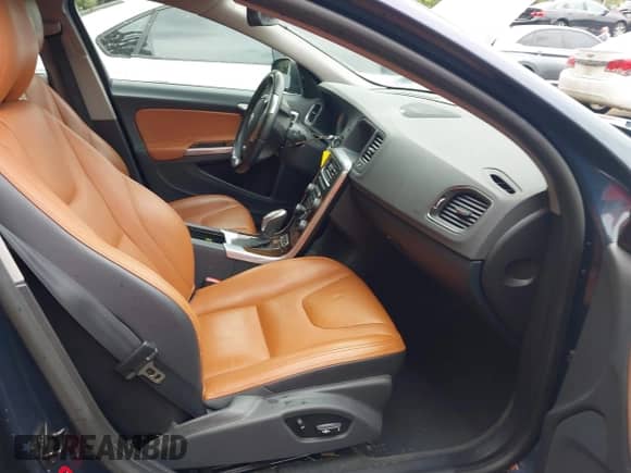 2013 Volvo S60 T6 R-Design Platinum с VIN YV1902FH8D1216575, выставлен на аукционе IAAI как лот 43233003 с пробегом 52 221 миль миль и . История ставок и продаж доступна на DreamBid. Изображение 5.