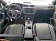 2022 Volkswagen Tiguan SE R-Line Black z VIN 3VV8B7AX8NM059661, wystawiony jako Copart lot #62700925 z przebiegiem 57 134 mil mil oraz Szkoda całkowita • Salvage title. Historia ofert i sprzedaży dostępna na DreamBid. Obrazek 8.