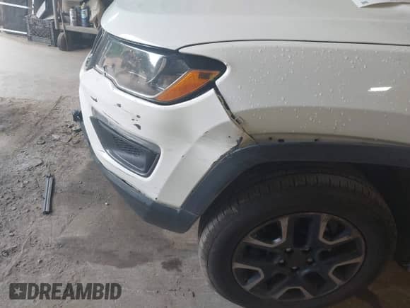 2018 Jeep Compass Trailhawk z VIN 3C4NJDDB9JT501558, wystawiony jako IAAI lot #42839010 z przebiegiem 88 554 mil mil oraz . Historia ofert i sprzedaży dostępna na DreamBid. Obrazek 12.