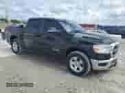 2020 Ram 1500 Big Horn z VIN 1C6RREFG2LN405483, wystawiony jako Copart lot #64309925 z przebiegiem 6 587 mil mil oraz Szkoda całkowita • Salvage title. Historia ofert i sprzedaży dostępna na DreamBid. Obrazek 4.