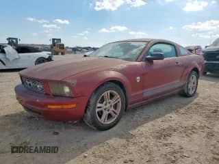 2008 Ford Mustang Deluxe z VIN 1ZVHT80N985139110, wystawiony jako Copart lot #82422075 z przebiegiem 207 665 mil mil oraz Czysty tytuł • Clean title. Historia ofert i sprzedaży dostępna na DreamBid. Obrazek 1.