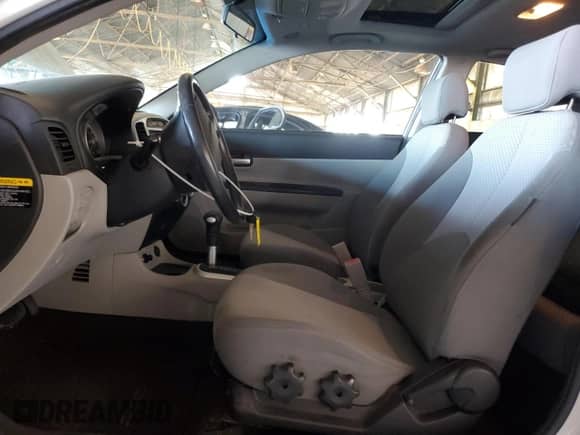 2008 Hyundai Accent SE z VIN KMHCN36C78U079054, wystawiony jako Copart lot #71787024 z przebiegiem 115 790 mil mil oraz Szkoda całkowita • Salvage title. Historia ofert i sprzedaży dostępna na DreamBid. Obrazek 7.