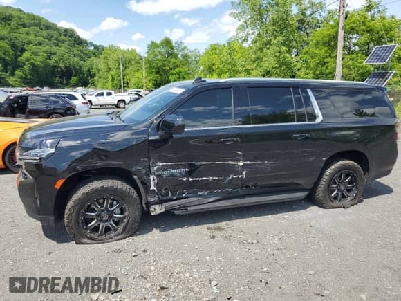 2023 Chevrolet Suburban LS z VIN 1GNSKBET9PR554250, wystawiony jako Copart lot #59538965 z przebiegiem 20 499 mil mil oraz Szkoda całkowita • Salvage title. Historia ofert i sprzedaży dostępna na DreamBid. Obrazek 1.