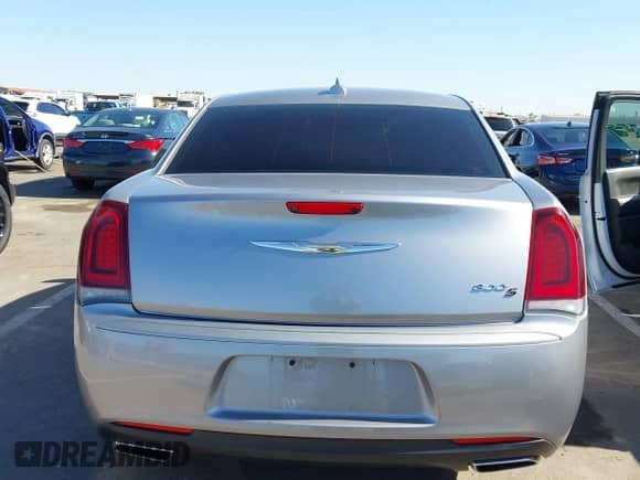 2015 Chrysler 300 S with VIN 2C3CCABG8FH743180, listed as a IAAI auction lot 42583922 with 151,862 mi miles and . Bid and sale history available at DreamBid. Image 16.