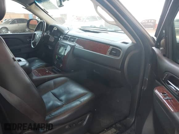 2011 Chevrolet Tahoe LTZ z VIN 1GNSCCE01BR320637, wystawiony jako IAAI lot #42633070 z przebiegiem 171 605 mil mil oraz . Historia ofert i sprzedaży dostępna na DreamBid. Obrazek 5.