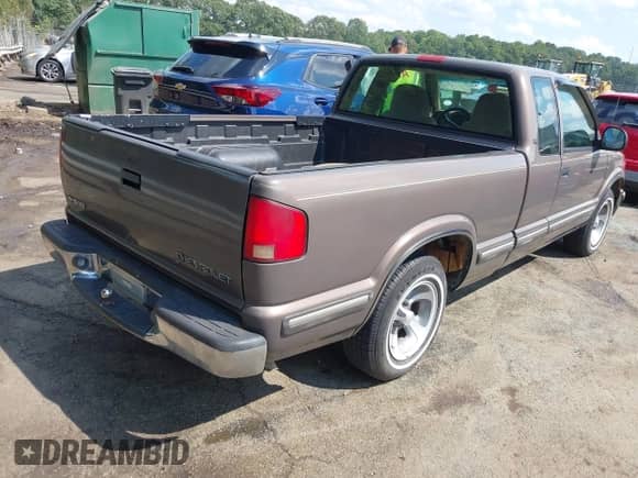 1998 Chevrolet S-10 LS z VIN 1GCCS19X1W8113172, wystawiony jako IAAI lot #43159940 z przebiegiem 231 736 mil mil oraz . Historia ofert i sprzedaży dostępna na DreamBid. Obrazek 4.