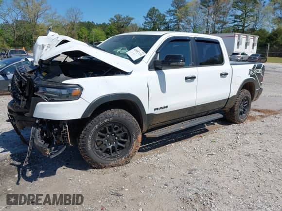 2025 Ram 1500 Rebel z VIN 1C6SRFLP8SN591735, wystawiony jako IAAI lot #42007114 z przebiegiem 3 861 mil mil oraz . Historia ofert i sprzedaży dostępna na DreamBid. Obrazek 2.