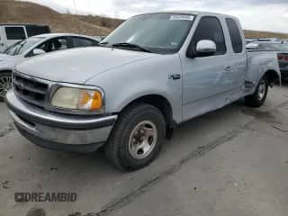 1998 Ford F-150 z VIN 2FTZX0729WCA50004, wystawiony jako Copart lot #50028895 z przebiegiem 291 952 mil mil oraz Szkoda całkowita • Salvage title. Historia ofert i sprzedaży dostępna na DreamBid. Obrazek 1.