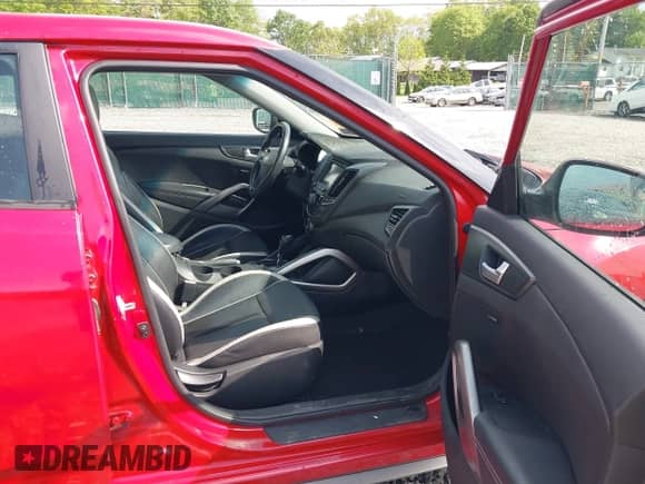 2013 Hyundai Veloster Turbo с VIN KMHTC6AE6DU146902, выставлен на аукционе IAAI как лот 42276203 с пробегом 117 752 миль миль и . История ставок и продаж доступна на DreamBid. Изображение 5.