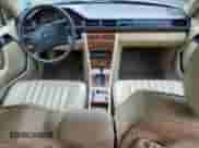 1991 Mercedes-Benz 300 z VIN WDBEB28D1MB384771, wystawiony jako Copart lot #58831195 z przebiegiem 229 641 mil mil oraz Szkoda całkowita • Salvage title. Historia ofert i sprzedaży dostępna na DreamBid. Obrazek 8.