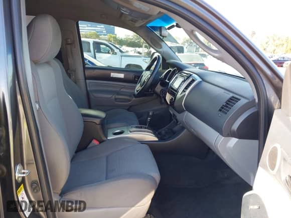 2015 Toyota Tacoma PreRunner z VIN 3TMJU4GNXFM177811, wystawiony jako IAAI lot #43176687 z przebiegiem 129 127 mil mil oraz . Historia ofert i sprzedaży dostępna na DreamBid. Obrazek 5.