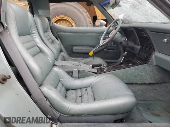 1982 Chevrolet Corvette z VIN 1G1AY8782C5104531, wystawiony jako Copart lot #81804234 z przebiegiem 17 249 mil mil oraz Szkoda całkowita • Salvage title. Historia ofert i sprzedaży dostępna na DreamBid. Obrazek 10.