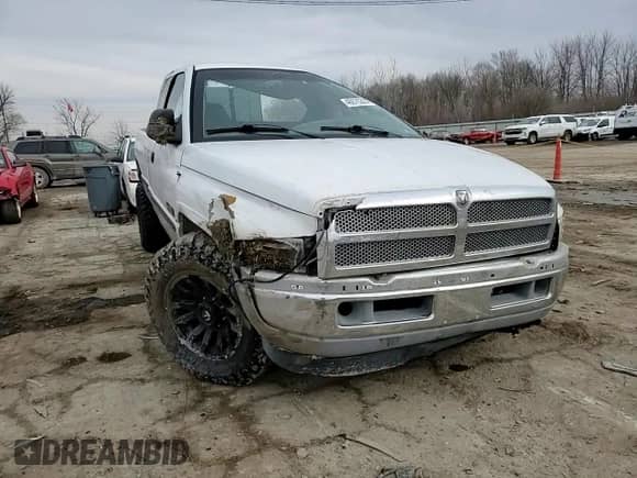 1998 Dodge 2500 z VIN 1B7KF2369WJ237365, wystawiony jako Copart lot #46075325 z przebiegiem 139 724 mil mil oraz Szkoda całkowita • Salvage title. Historia ofert i sprzedaży dostępna na DreamBid. Obrazek 11.