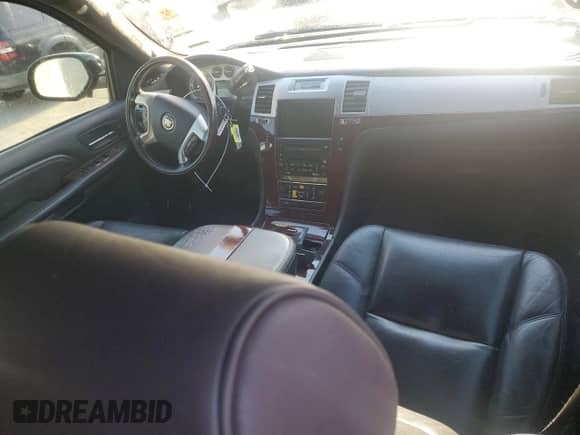 2009 Cadillac Escalade z VIN 1GYFC23219R293159, wystawiony jako Copart lot #74123184 z przebiegiem Nie podano mil oraz Szkoda całkowita • Salvage title. Historia ofert i sprzedaży dostępna na DreamBid. Obrazek 8.