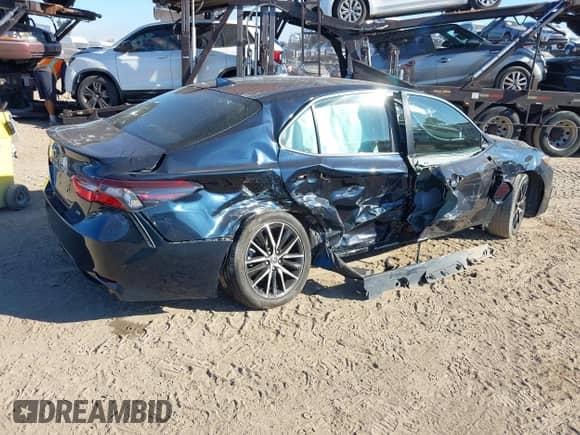 2021 Toyota Camry SE Nightshade z VIN 4T1G11AKXMU405598, wystawiony jako IAAI lot #43286695 z przebiegiem 59 916 mil mil oraz . Historia ofert i sprzedaży dostępna na DreamBid. Obrazek 4.