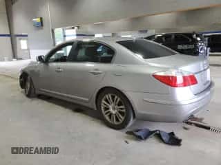 2009 Hyundai Genesis z VIN KMHGC46F69U055403, wystawiony jako Copart lot #72923634 z przebiegiem 177 195 mil mil oraz Czysty tytuł • Clean title. Historia ofert i sprzedaży dostępna na DreamBid. Obrazek 2.