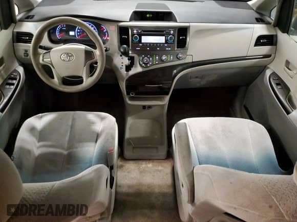 2012 Toyota Sienna z VIN 5TDKA3DCXCS015666, wystawiony jako Copart lot #68835015 z przebiegiem 245 519 mil mil oraz Szkoda całkowita • Salvage title. Historia ofert i sprzedaży dostępna na DreamBid. Obrazek 8.