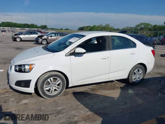 2014 Chevrolet Sonic LT z VIN 1G1JC5SB6E4197546, wystawiony jako IAAI lot #42600635 z przebiegiem 183 135 mil mil oraz . Historia ofert i sprzedaży dostępna na DreamBid. Obrazek 14.