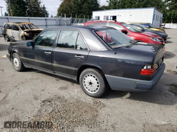 1989 Mercedes-Benz 300 E with VIN WDBEA30D8KB012989, listed as a Copart auction lot 72100114 with 137,798 mi miles and Clean title. Bid and sale history available at DreamBid. Image 2.