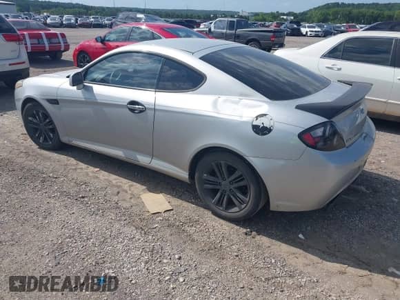 2008 Hyundai Tiburon GS с VIN KMHHM66D98U292719, выставлен на аукционе IAAI как лот 42559802 с пробегом 139 376 миль миль и . История ставок и продаж доступна на DreamBid. Изображение 3.