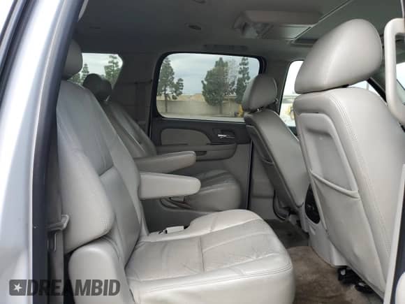 2010 Chevrolet Suburban LT z VIN 1GNUCJE05AR210539, wystawiony jako Copart lot #54875855 z przebiegiem 166 305 mil mil oraz Czysty tytuł • Clean title. Historia ofert i sprzedaży dostępna na DreamBid. Obrazek 11.