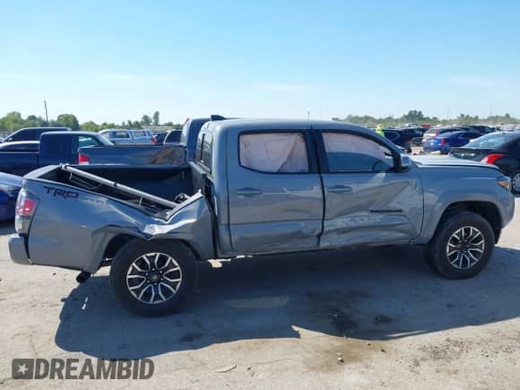 2021 Toyota Tacoma SR5 z VIN 5TFAZ5CN4MX097831, wystawiony jako IAAI lot #43320227 z przebiegiem 31 588 mil mil oraz . Historia ofert i sprzedaży dostępna na DreamBid. Obrazek 13.