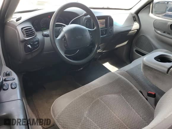 2000 Ford F-150 XL z VIN 1FTRX17L7YNB93206, wystawiony jako Copart lot #70413045 z przebiegiem 386 558 mil mil oraz Szkoda całkowita • Salvage title. Historia ofert i sprzedaży dostępna na DreamBid. Obrazek 8.