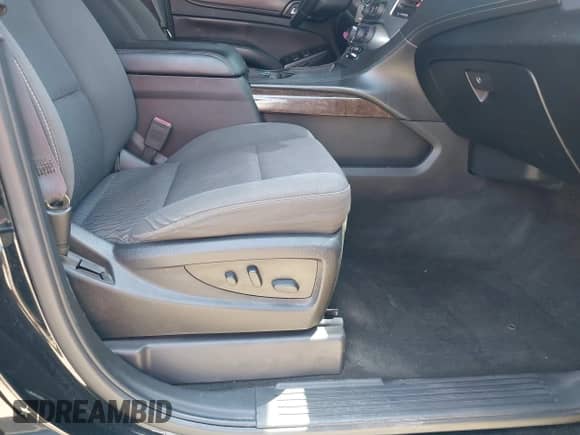 2016 Chevrolet Tahoe LS z VIN 1GNSCAKCXGR482874, wystawiony jako IAAI lot #42016639 z przebiegiem 110 744 mil mil oraz . Historia ofert i sprzedaży dostępna na DreamBid. Obrazek 5.