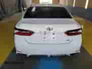 2021 Toyota Camry SE z VIN 4T1S11AK4MU450160, wystawiony jako Copart lot #56654905 z przebiegiem 68 192 mil mil oraz Czysty tytuł • Clean title. Historia ofert i sprzedaży dostępna na DreamBid. Obrazek 6.