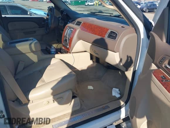 2014 Chevrolet Suburban LTZ z VIN 1GNSKKE7XER146467, wystawiony jako IAAI lot #41630210 z przebiegiem 159 533 mil mil oraz . Historia ofert i sprzedaży dostępna na DreamBid. Obrazek 5.