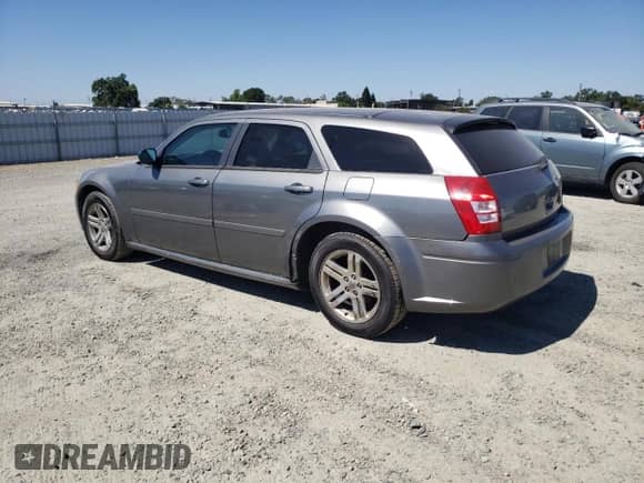 2005 Dodge Magnum SE with VIN 2D4FV48V55H158780, listed as a Copart auction lot 61124775 with 233,129 mi miles and Salvage title. Bid and sale history available at DreamBid. Image 2.