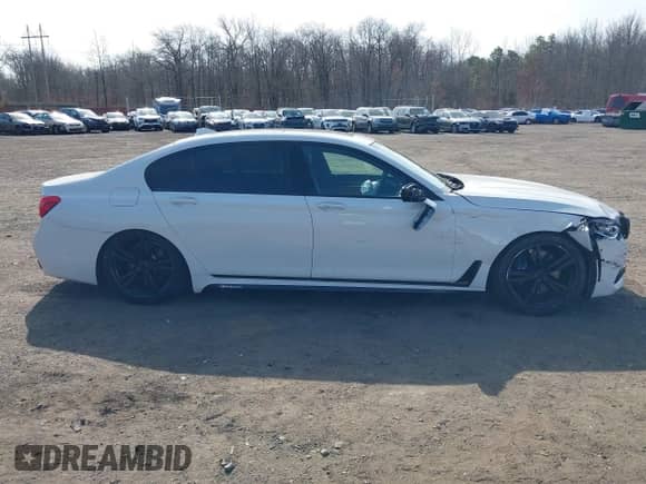2016 BMW 7 Series 750i xDrive z VIN WBA7F2C54GG419323, wystawiony jako IAAI lot #41791378 z przebiegiem 90 582 mil mil oraz . Historia ofert i sprzedaży dostępna na DreamBid. Obrazek 13.