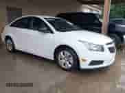 2013 Chevrolet Cruze LS z VIN 1G1PA5SH7D7194303, wystawiony jako IAAI lot #43295567 z przebiegiem Nie podano mil oraz . Historia ofert i sprzedaży dostępna na DreamBid. Obrazek 1.