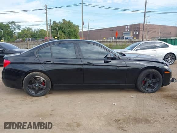 2015 BMW 3 Series 328i z VIN WBA3A5C54FF606600, wystawiony jako IAAI lot #43193224 z przebiegiem 136 632 mil mil oraz . Historia ofert i sprzedaży dostępna na DreamBid. Obrazek 13.