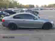 2012 BMW 3 Series 335i с VIN WBAKG7C58CE803387, выставлен на аукционе IAAI как лот 43438973 с пробегом 129 264 миль миль и . История ставок и продаж доступна на DreamBid. Изображение 13.