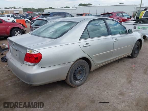 2005 Toyota Camry STD z VIN 4T1BE32K25U977288, wystawiony jako IAAI lot #43267344 z przebiegiem 265 706 mil mil oraz . Historia ofert i sprzedaży dostępna na DreamBid. Obrazek 4.