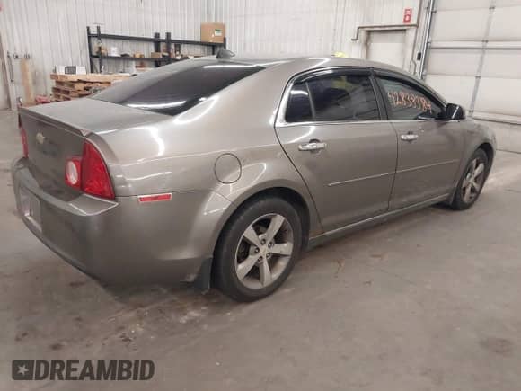 2012 Chevrolet Malibu 1LT z VIN 1G1ZC5E06CF218586, wystawiony jako IAAI lot #42838384 z przebiegiem 183 069 mil mil oraz . Historia ofert i sprzedaży dostępna na DreamBid. Obrazek 4.