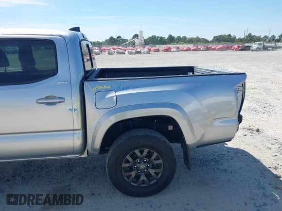 2022 Toyota Tacoma SR z VIN 3TYCZ5AN3NT091901, wystawiony jako IAAI lot #43203869 z przebiegiem 29 572 mil mil oraz . Historia ofert i sprzedaży dostępna na DreamBid. Obrazek 18.