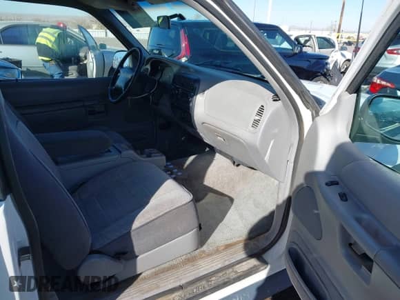 1995 Ford Explorer Eddie Bauer z VIN 1FMCU24X1SUB07828, wystawiony jako IAAI lot #41145230 z przebiegiem 269 846 mil mil oraz . Historia ofert i sprzedaży dostępna na DreamBid. Obrazek 5.