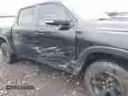 2020 Ram 1500 Rebel z VIN 1C6SRFLTXLN299096, wystawiony jako IAAI lot #42149383 z przebiegiem 60 050 mil mil oraz . Historia ofert i sprzedaży dostępna na DreamBid. Obrazek 6.