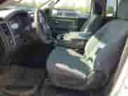 2018 Ram 1500 Tradesman z VIN 3C6JR6DT7JG304609, wystawiony jako Copart lot #55684295 z przebiegiem 73 075 mil mil oraz Szkoda całkowita • Salvage title. Historia ofert i sprzedaży dostępna na DreamBid. Obrazek 7.