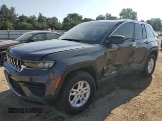 2023 Jeep Grand Cherokee Laredo z VIN 1C4RJHAG9PC621664, wystawiony jako Copart lot #67230305 z przebiegiem 33 975 mil mil oraz Szkoda całkowita • Salvage title. Historia ofert i sprzedaży dostępna na DreamBid. Obrazek 1.