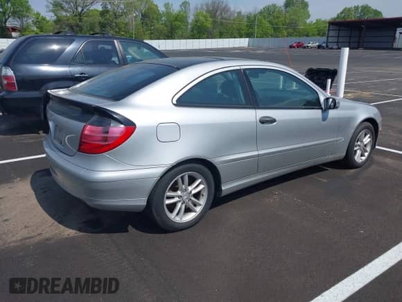 2003 Mercedes-Benz C 320 z VIN WDBRN64J83A485452, wystawiony jako IAAI lot #42043907 z przebiegiem 161 691 mil mil oraz . Historia ofert i sprzedaży dostępna na DreamBid. Obrazek 4.